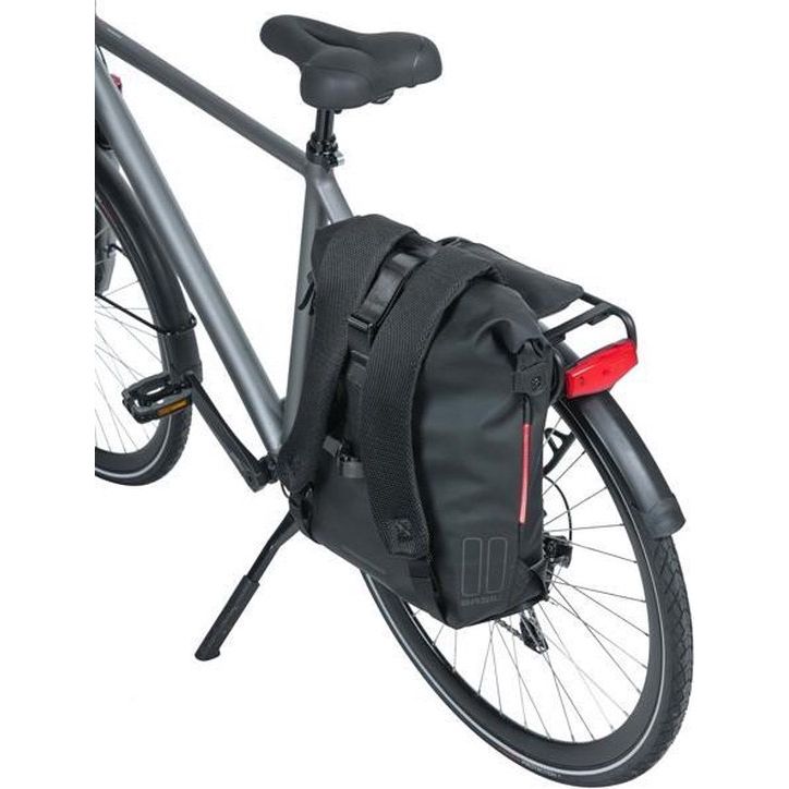 Basil Soho Nordlicht fietsrugzak 17 liter waterdicht, zwart met reflecterende details, geschikt voor fietsen en dagelijks gebruik