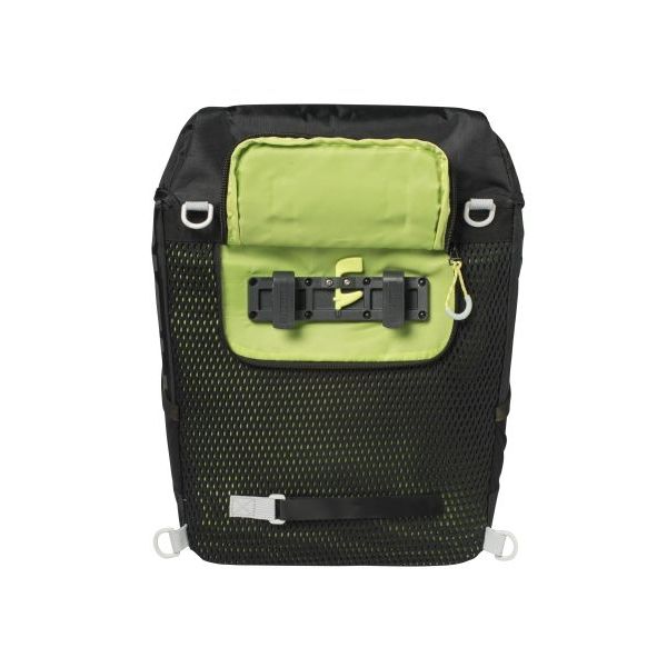 Basil Miles Daypack fietsrugzak met 17 liter capaciteit, zwart met verstelbare schouderbanden en reflecterende details.