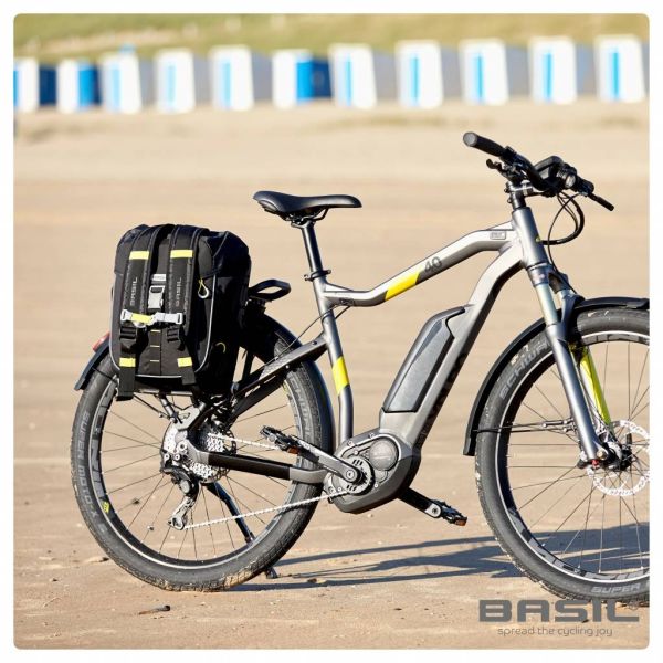 Basil Miles Daypack fietsrugzak van 17 liter, waterbestendig en geschikt voor dagelijks gebruik, in zwart met verstelbare schouderbanden