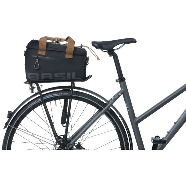 Basil bagagedragertas Miles, 7 liter, 32x19x21 cm, geschikt voor fietskoffers, zwart met reflectieprint