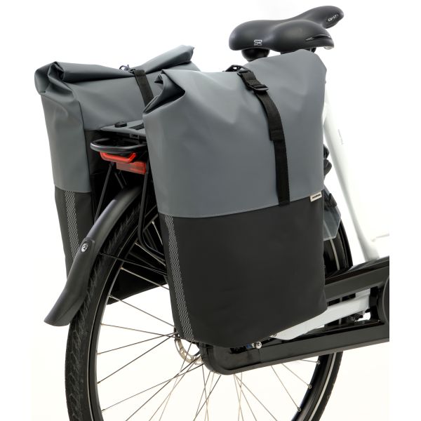 Dubbele fietstas van New Looxs, model Nyborg Double MIK, 34 liter, bevestigd aan fietsmand of drager.