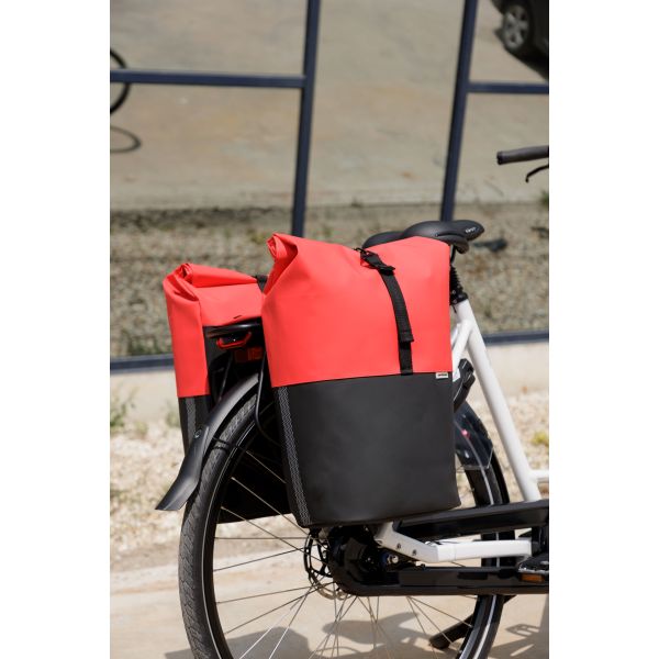 Dubbele fietsmand van New Looxs Nyborg met MIK bevestiging, 34 liter capaciteit, zwart en waterbestendig, geschikt voor stadsfietsen