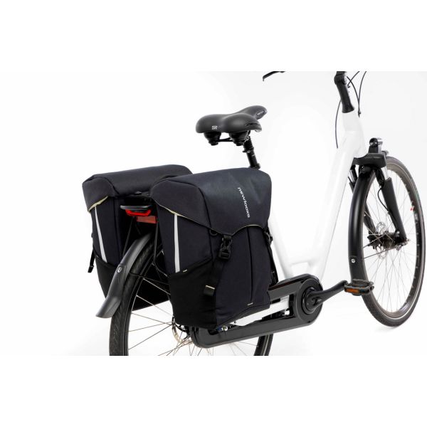 Zwarte New Looxs Dubbele Fietstas Mik 2.0 met 40 liter capaciteit, geschikt voor fietstassen aan beide zijden.