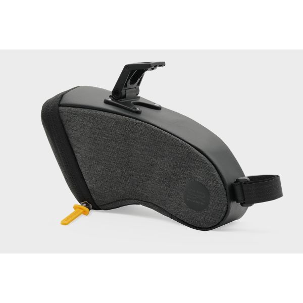 Zadel tas van Selle Royal met waterdichte ICS-technologie, geschikt voor fietsaccessoires, in zwart met reflecterende details.