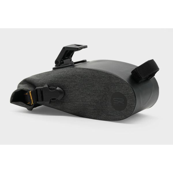 Zadeltas van Selle Royal met waterbestendige ICS-kenmerken, geschikt voor fietsers, met stevig ontwerp en verstelbare bevestiging.