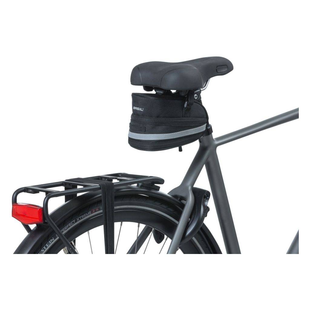 Zadeltas Basil Mada Zwart 1 Liter - Le Coq Wielerartikelen