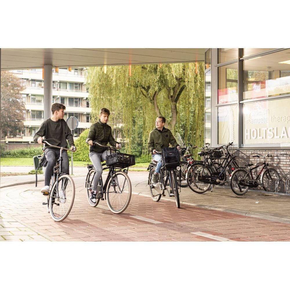 Zwarte Steco fietsmand krat 40x30x17 cm met klap, geschikt voor fietsaccessoires en draaggemak.