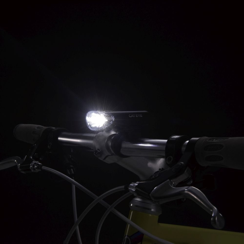 Zwarte Cateye HL-EL135N LED koplamp op batterijen, zichtbaar met lamp en batterijen in beeld