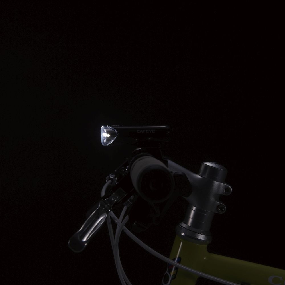 Zwarte Cateye HL-EL135N LED koplamp op batterijen met verstelbare band en heldere verlichting voor fietsgebruik