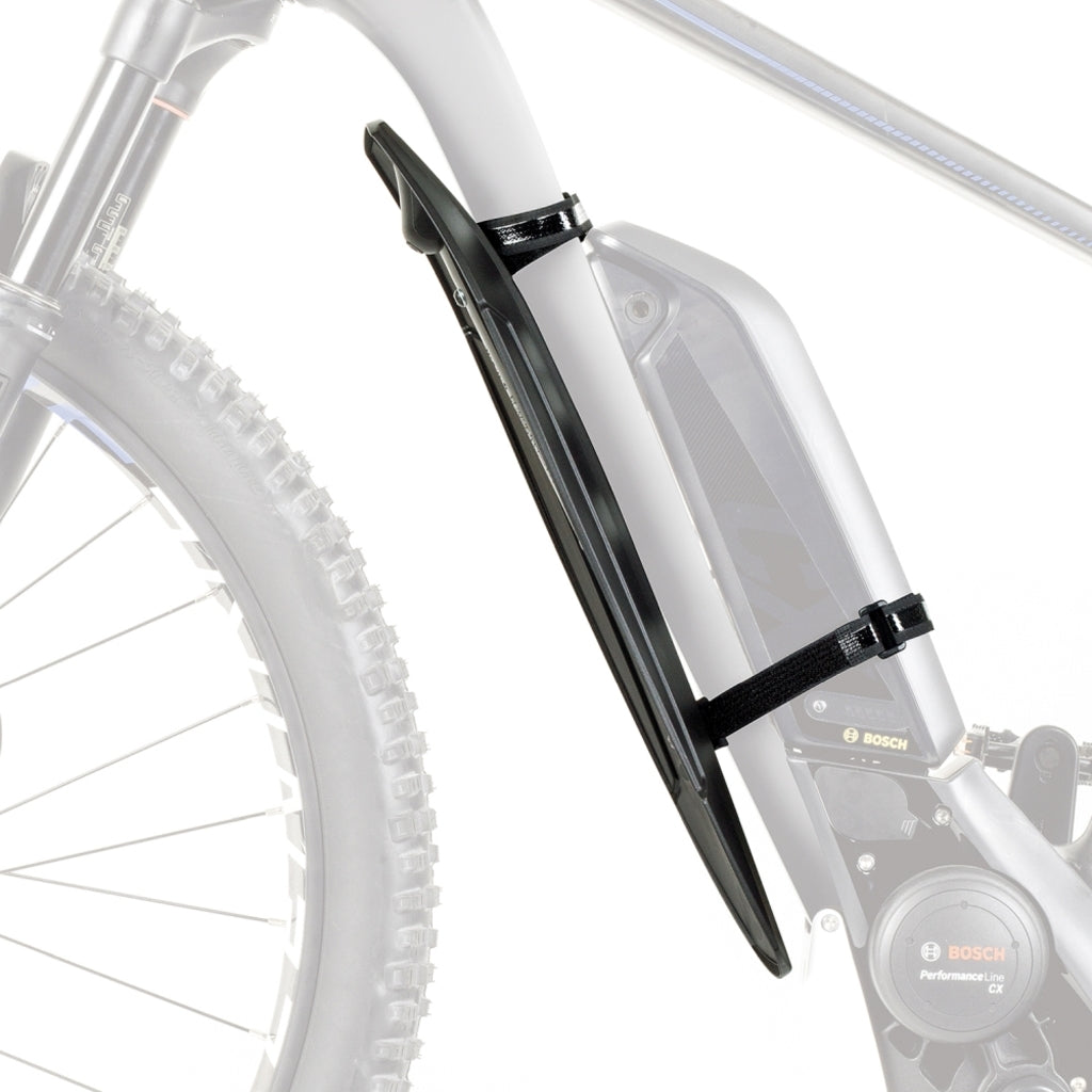 Zwart SKS X-Guard voorspatbord van pvc bevestigd op fietsframe, beschermt tegen modder en water tijdens ritten.