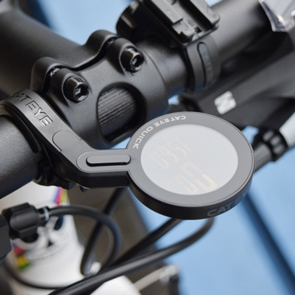 Draadloze fietscomputer Cateye Quick CC-RS100W in zwart, toont snelheid en afstand op het fietsmodel.