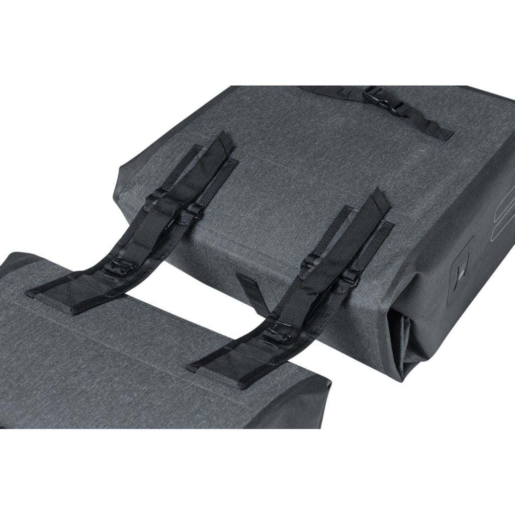 Basil Dubbele Fietstas Urban Dry 50 Liter 36 X 17 X 42 Cm - Le Coq Wielerartikelen