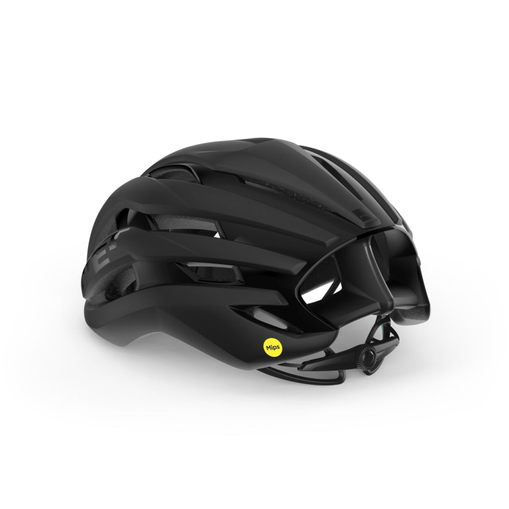 Zwarte MET Trenta Mips racefietshelm met ventilatieopeningen en verstelbare riem, ontworpen voor wielrenners.