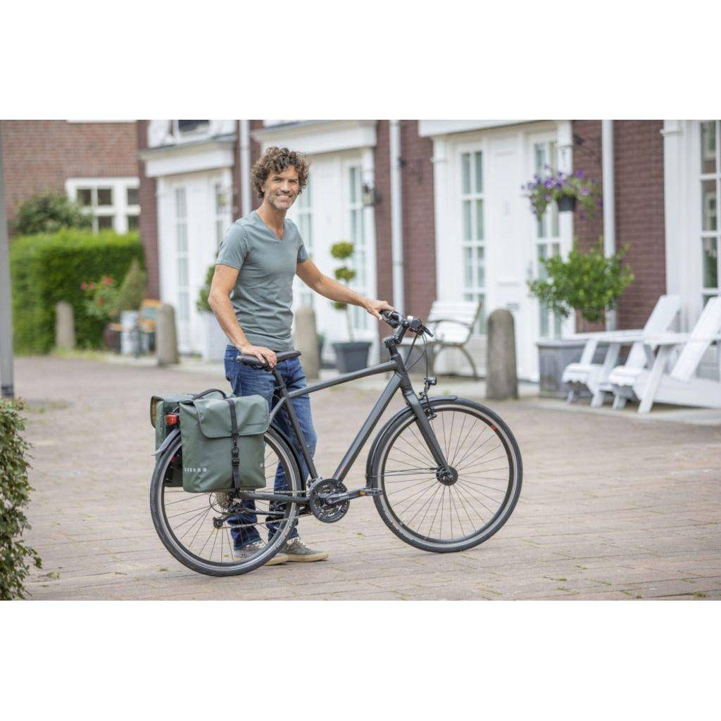 Dubbele fietstas van New Looxs Odense Double RT met 39 liter inhoud, zwart en waterbestendig, bevestigd aan fietsdrager