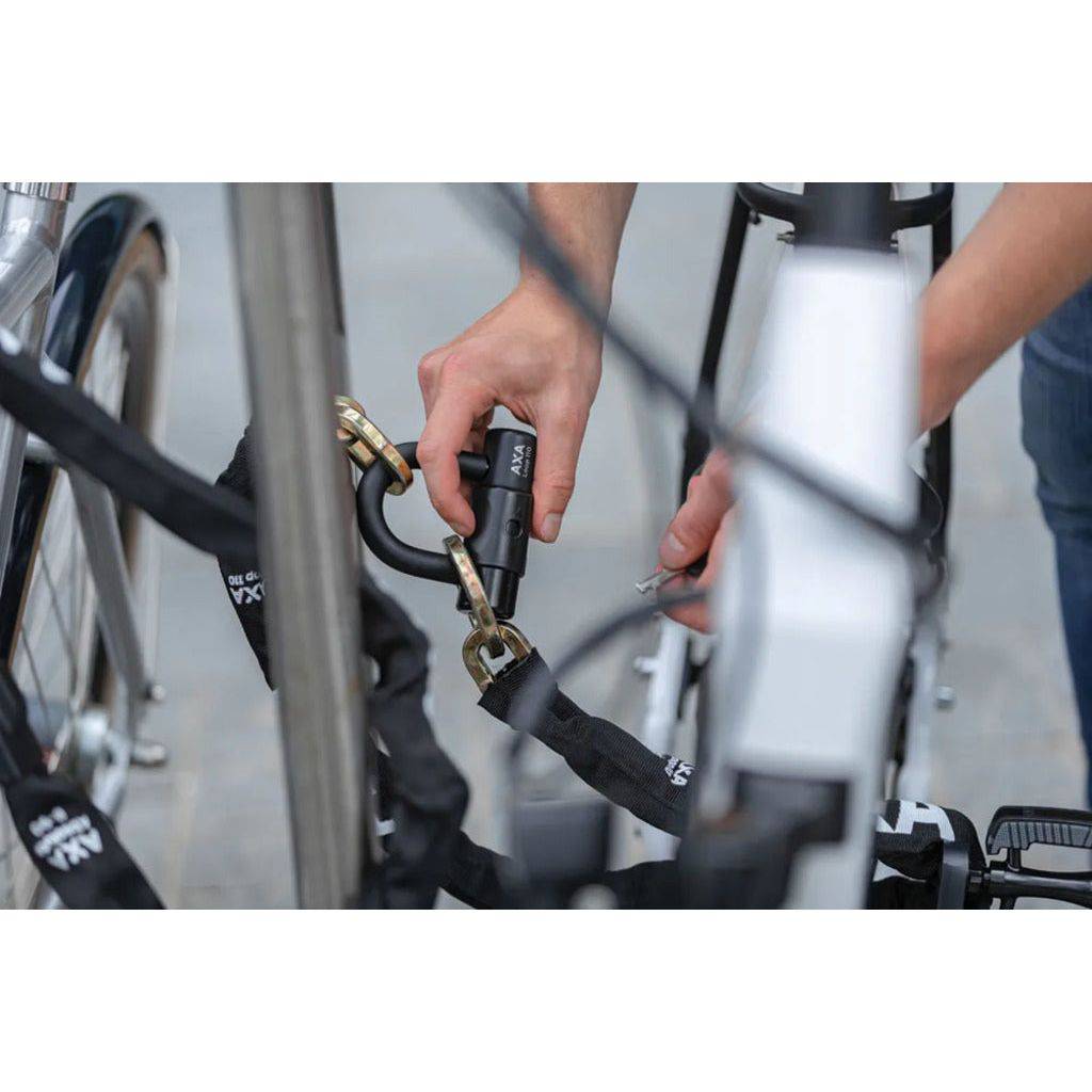 Axa Loop ART2 kettingslot met polyester hoes en hangslot, stevige beveiliging voor fietsen, zwart en robuust ontwerp