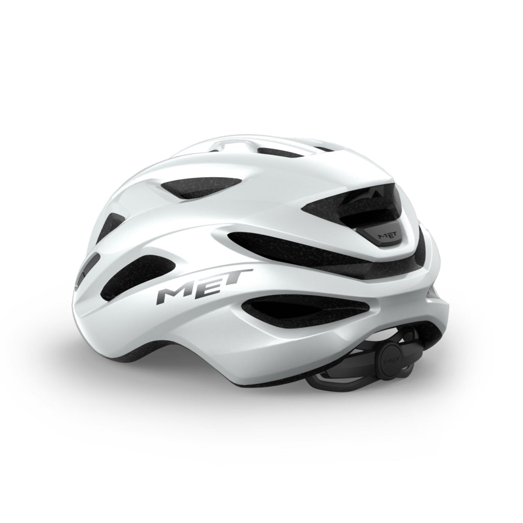 Racefiets helm MET Idolo met ventilatiegaten en strakke pasvorm, ontworpen voor wielrenners.