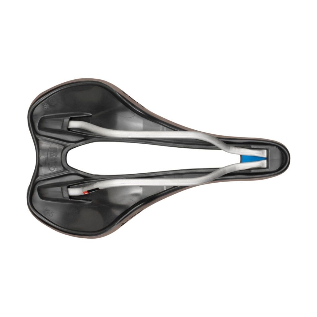 Selle Italia SLR Boost Gravel Superflow zadel voor racefietsen en MTB, met titanium rails en ergonomisch ontwerp.