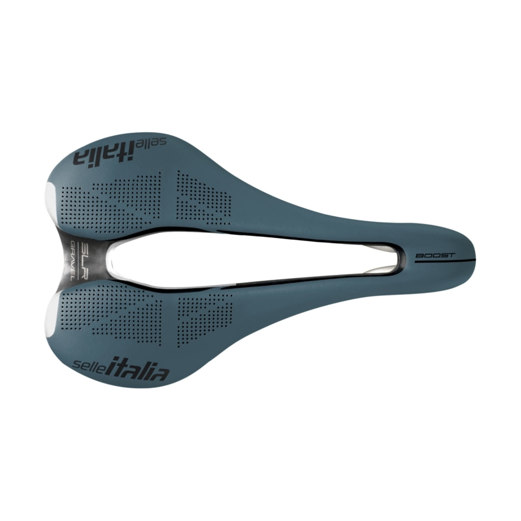 Selle Italia SLR Boost Gravel Superflow zadel met titanium rails op een racefiets of mountainbike, lichtgewicht en ergonomisch ontworpen.
