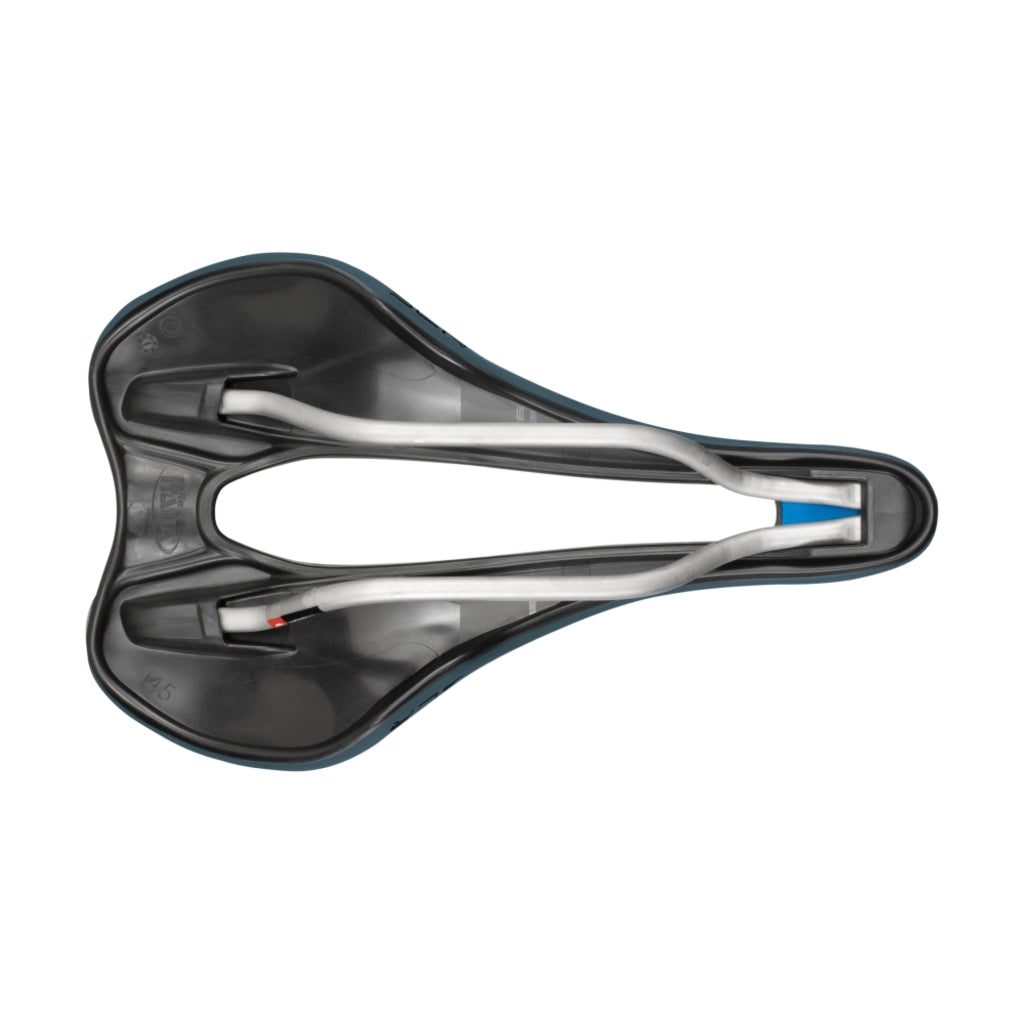 Selle Italia SLR Boost Gravel Superflow racefiets en MTB zadel met TI 316 rails, zwart met blauwe details, zichtbaar van bovenaf