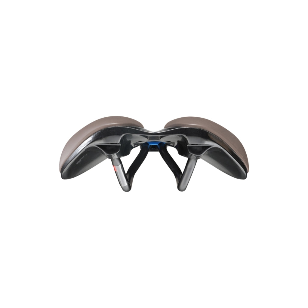 Zadel van Selle Italia Novus Boost Evo Superflow voor racefietsen en MTB's, zwart met comfortabele zitvlak.