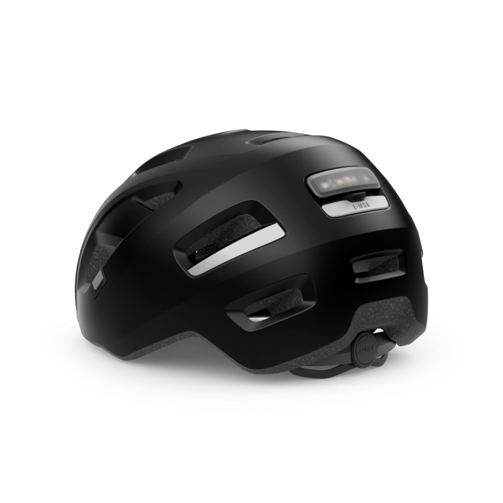 MET E-Bike helm met ventilatiegaten en verstelbare band, ontworpen voor veilig en comfortabel fietsen op elektrische fietsen.
