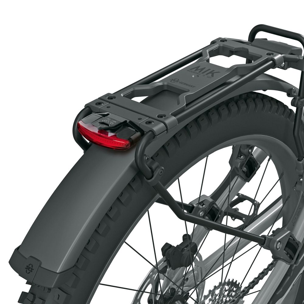 Zwart SKS Infinity Usb achterlicht met 30 lumen, zichtbaar op de fiets, voor veilig rijden in het donker.