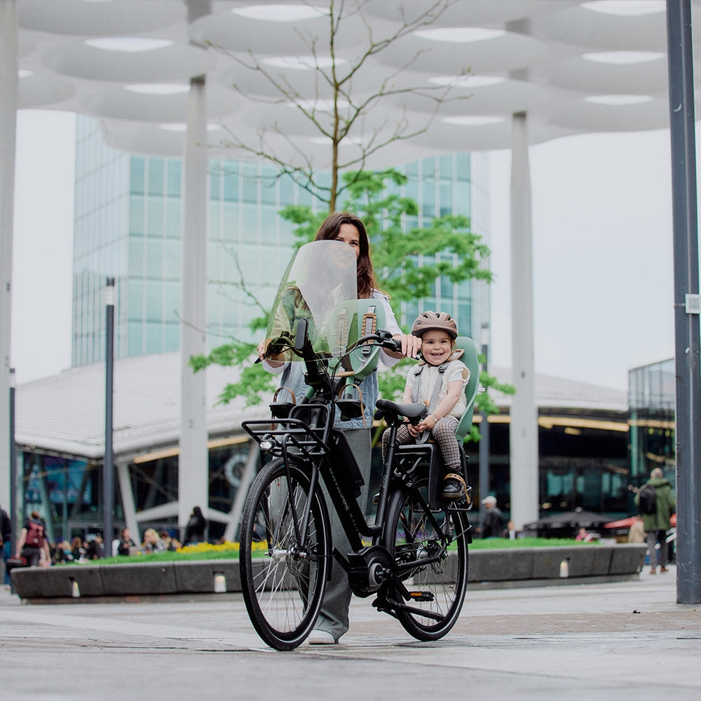 Urban Iki windscherm voor fiets, transparant en lichtgewicht, beschermt tegen wind tijdens ritten.