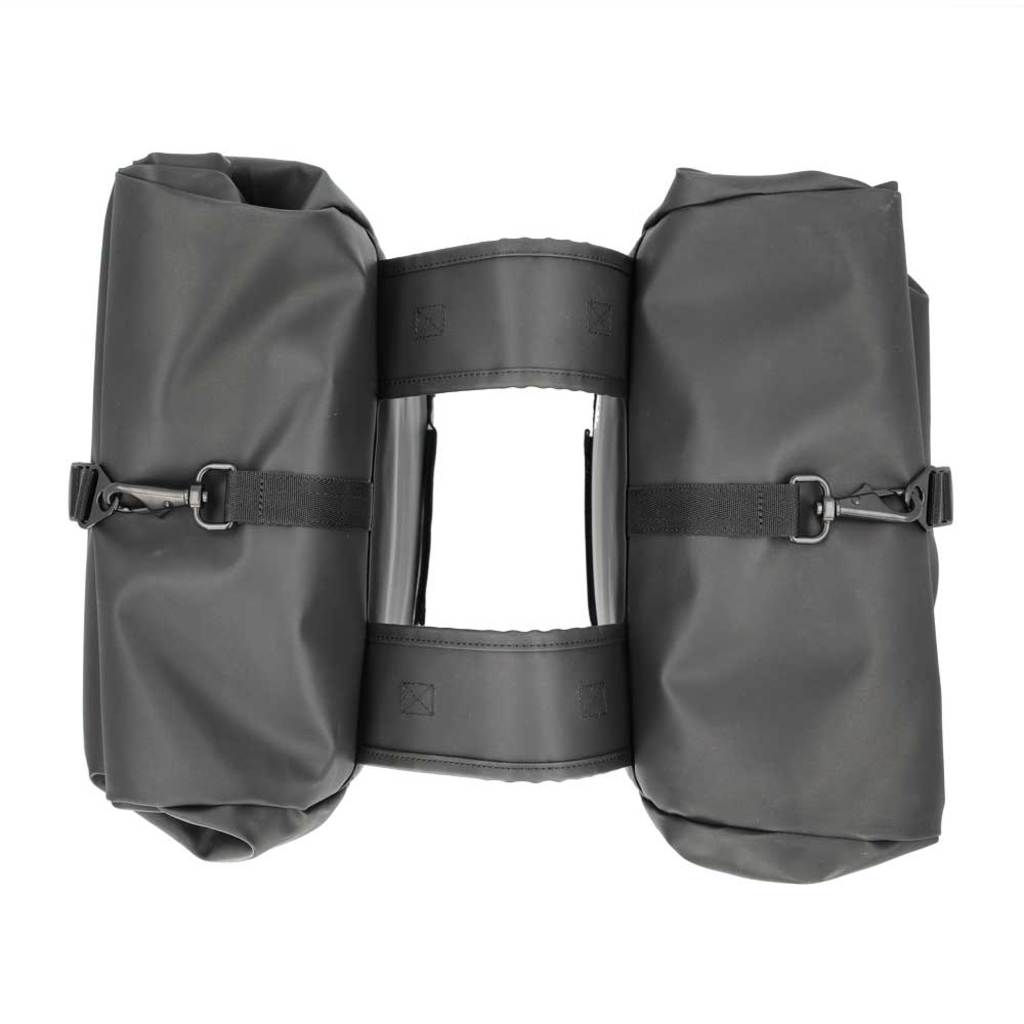Dubbele zwarte waterafstotende fietstas van New Looxs Nyborg Double, geschikt voor 34 liter bagage.