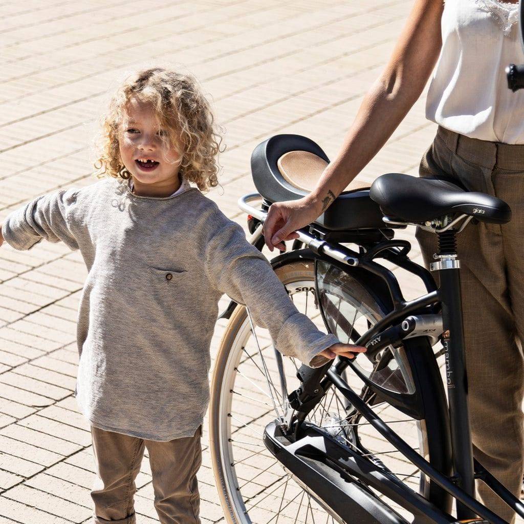 Urban Iki Junior achter fietsstoeltje zonder montagekader, comfortabel en veilig voor jonge kinderen op de fiets.