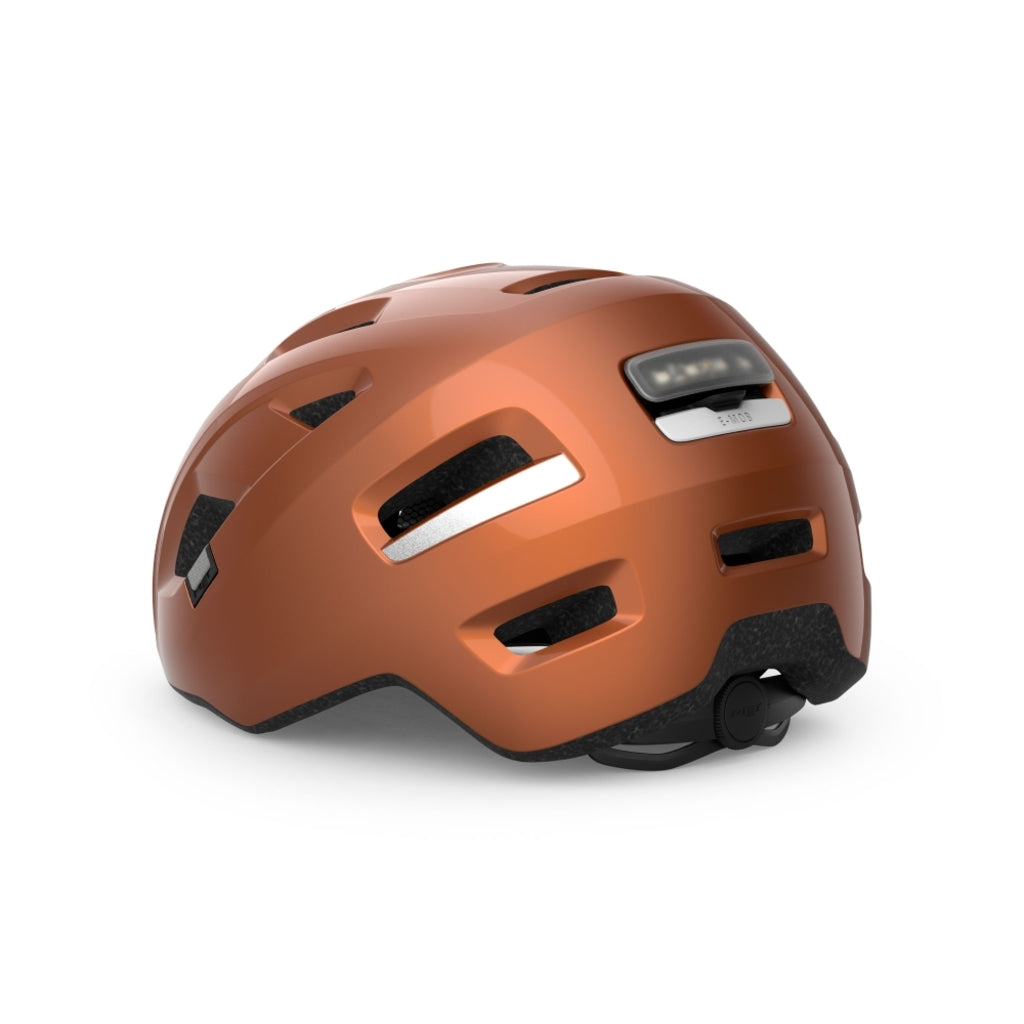 E-Mob MET fietshjelm voor e-bikes, lichtgewicht en veilig met ventilatiegaten, zwart kleur, close-up.