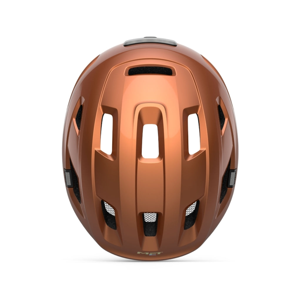 E-bike helm van MET met verstelbare straps en ventilatieopeningen, ontworpen voor comfort en veiligheid tijdens het fietsen.