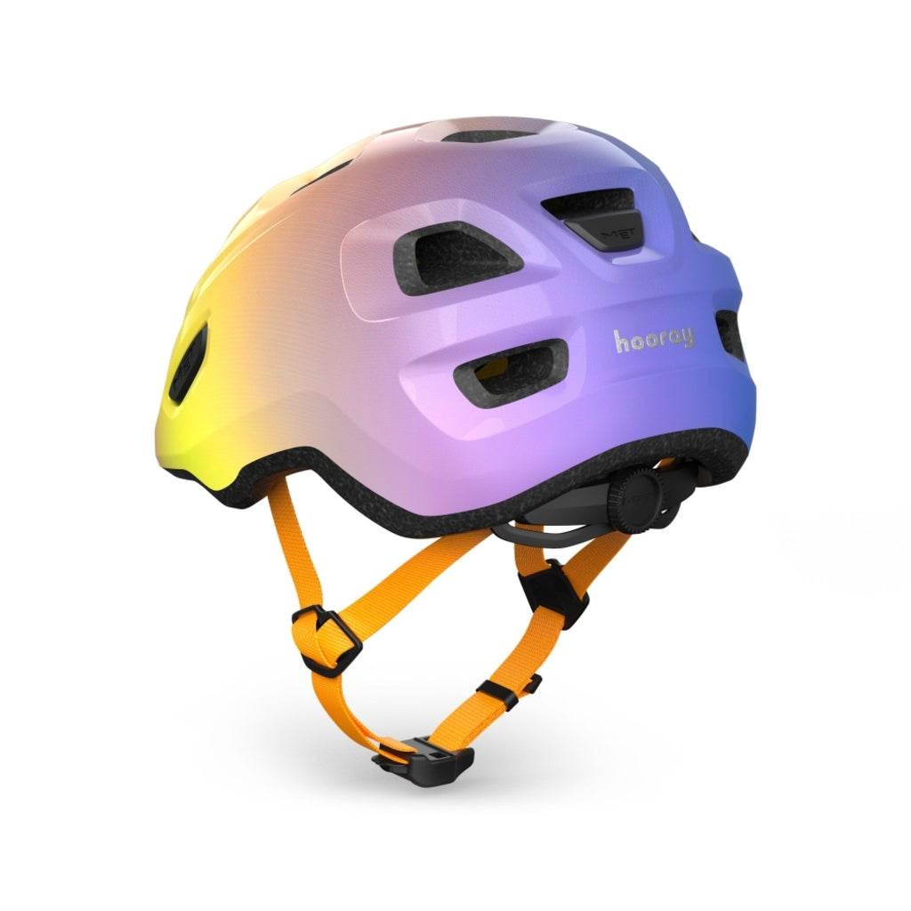 Kinderfietshelm MET Hooray met kleurrijk ontwerp en ventilatiegaten voor veilige en comfortabele bescherming voor kinderen.