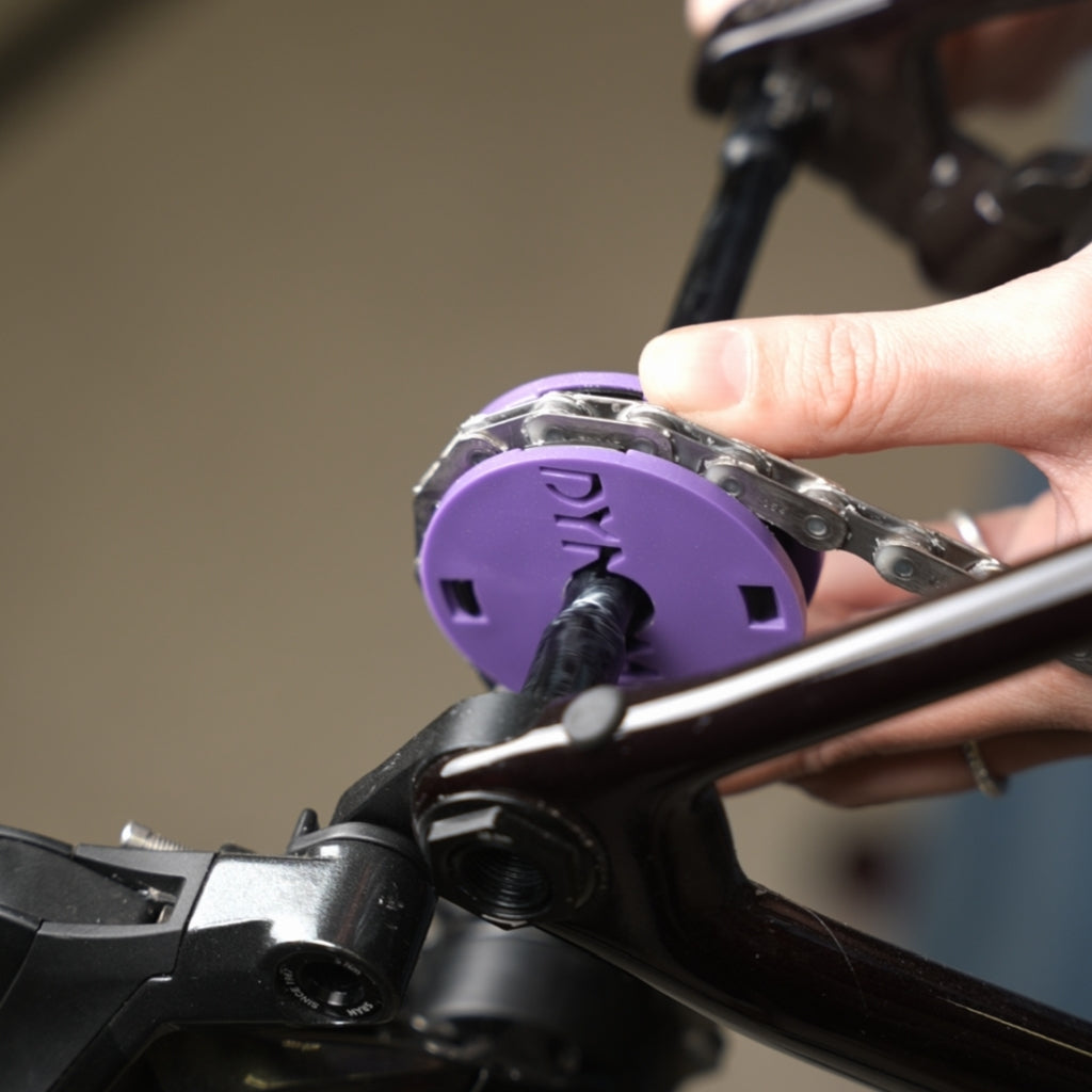 Witte Dynamic kettinghouder Grs Pocket Sprocket voor schoonmaakmiddelen, zichtbaar met kettingen en gereedschap.