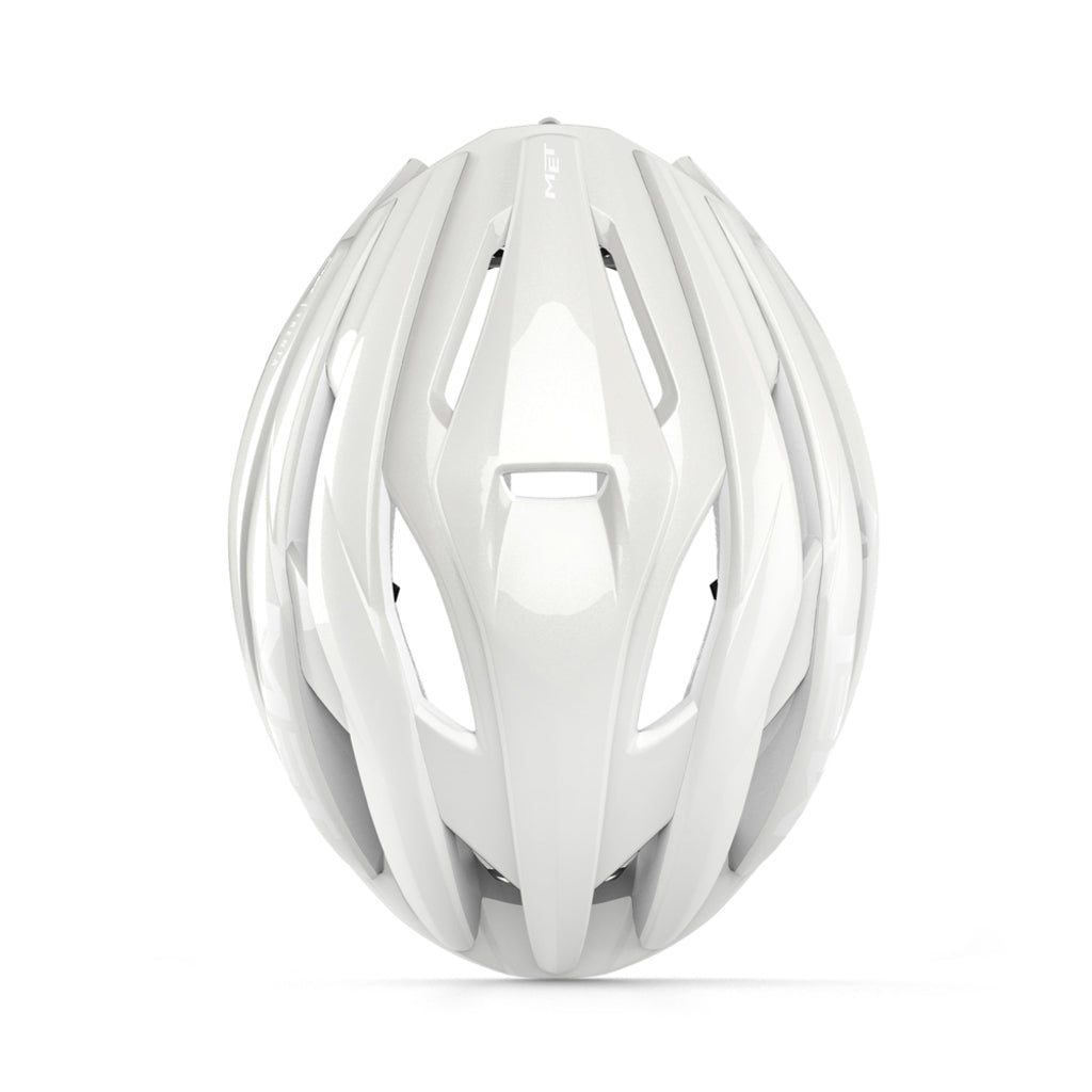 MET Trenta Mips racefietshelm met ventilatiegaten en verstelbare riem, zwart met oranje details, zichtbaar op de fiets.