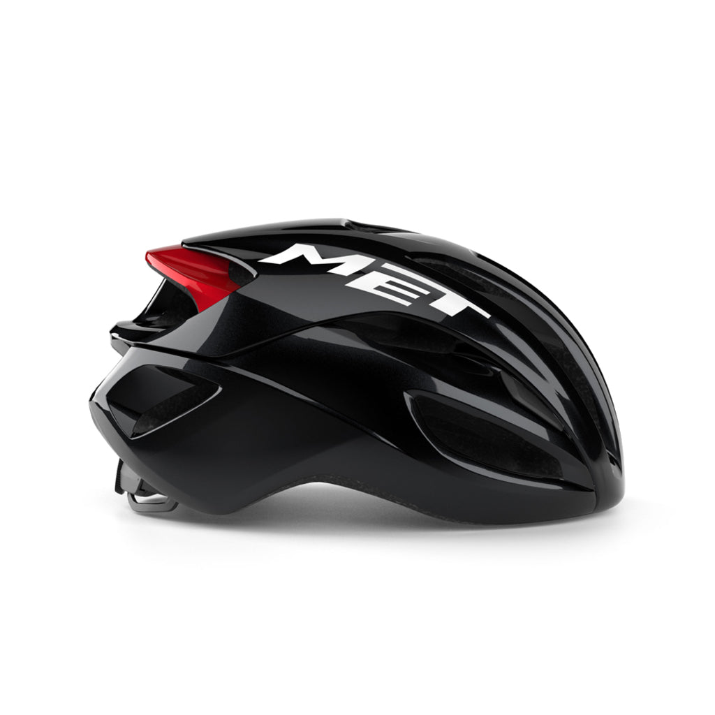 MET Rivale Mips racefietshelm met ventilatiegaten en verstelbare riem, ontworpen voor wielrenners.