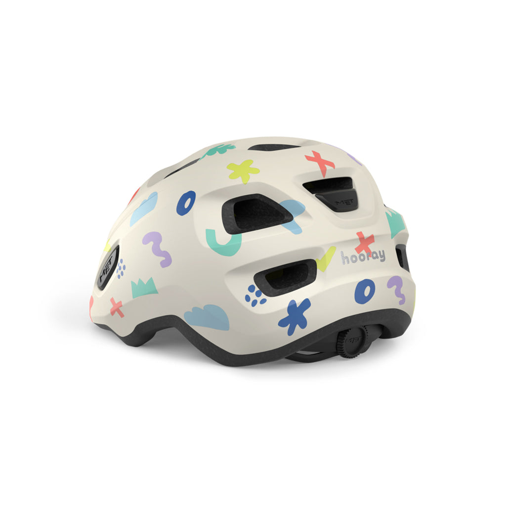 Kinderfietshelm MET Hooray met kleurrijk ontwerp en ventilatiegaten, geschikt voor veilig fietsen door kinderen.