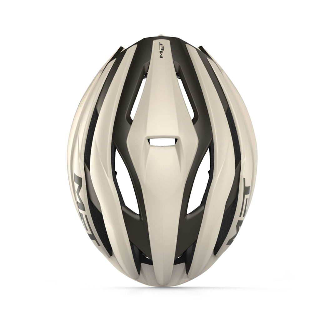MET Trenta Mips racefietshjelm met aerodynamisch ontwerp en ventilatieopeningen, geschikt voor wielrenners.