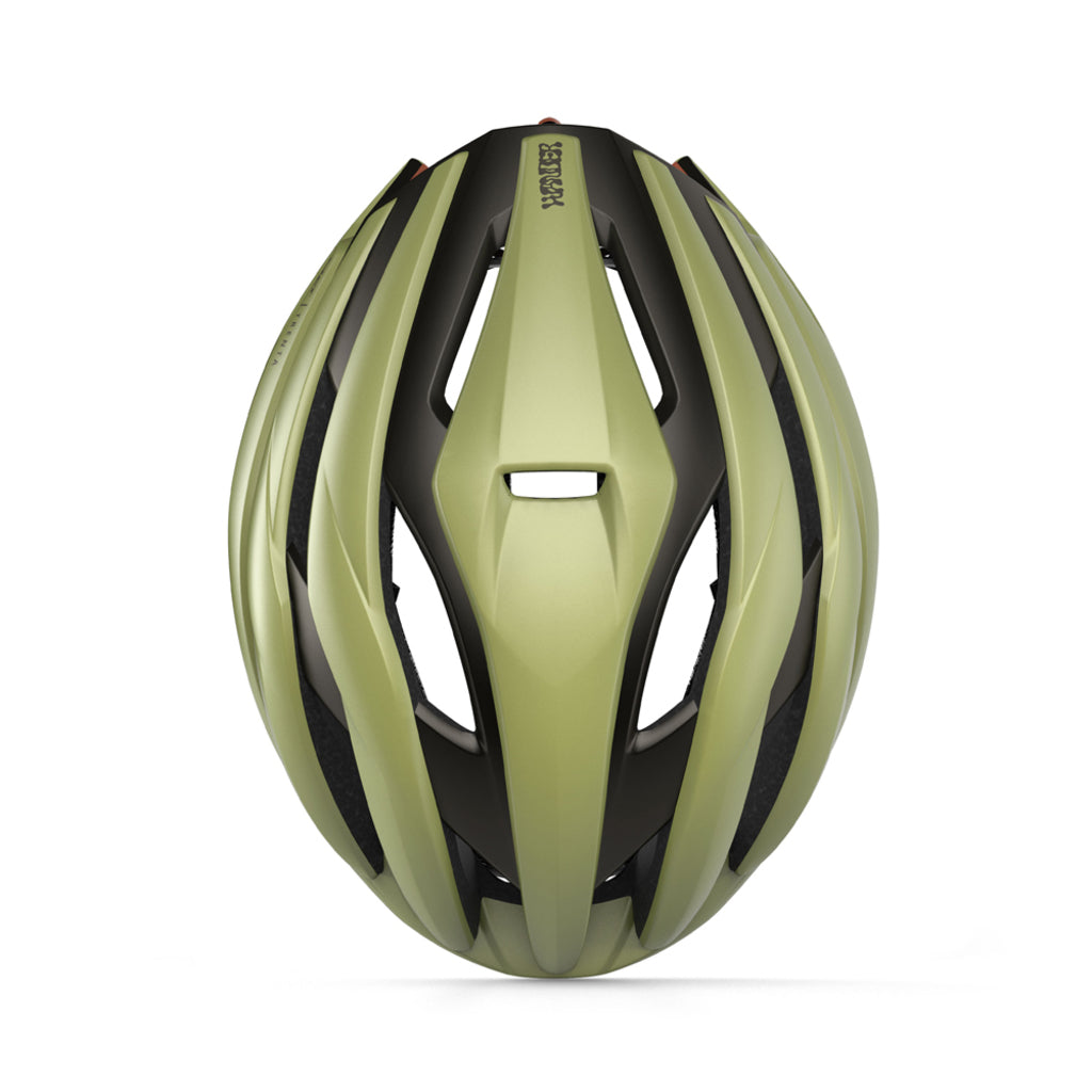 MET Trenta Mips racefietshelm met ventilatieopeningen en verstelbare riem, ontworpen voor wielrenners.