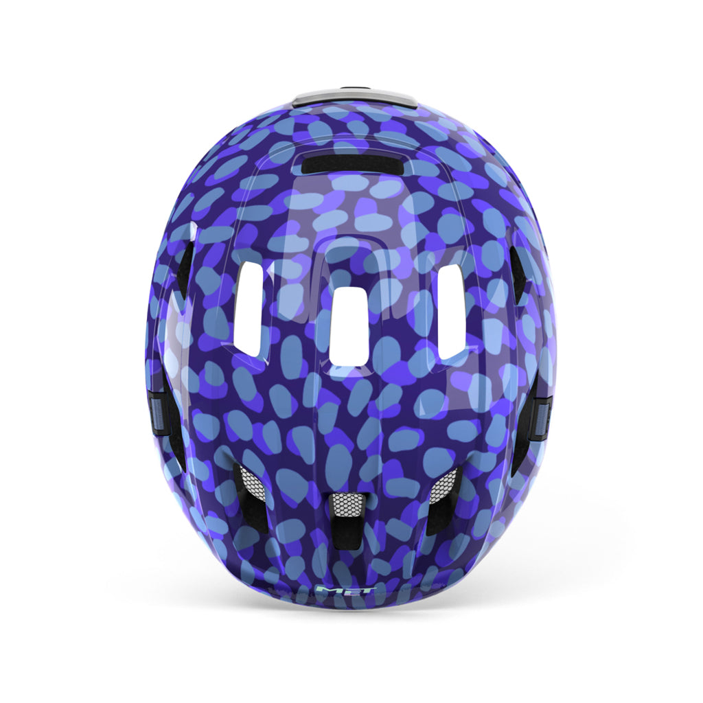 E-bike helm van MET met ventilatiegaten en verstelbare riem, ontworpen voor veilig en comfortabel fietsen.