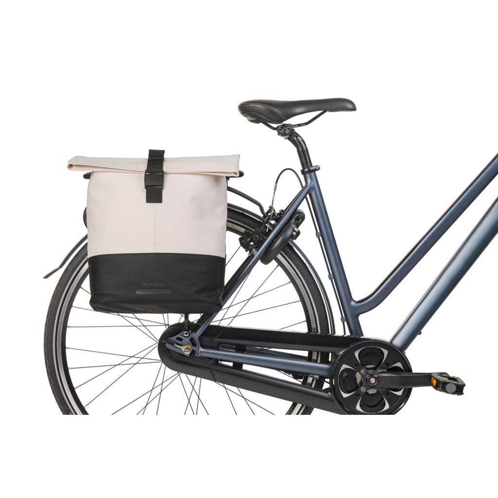 Dubbele Basil fietstas van gerecycled PET, geschikt voor 28-32 liter, met universele brug voor fietsen.