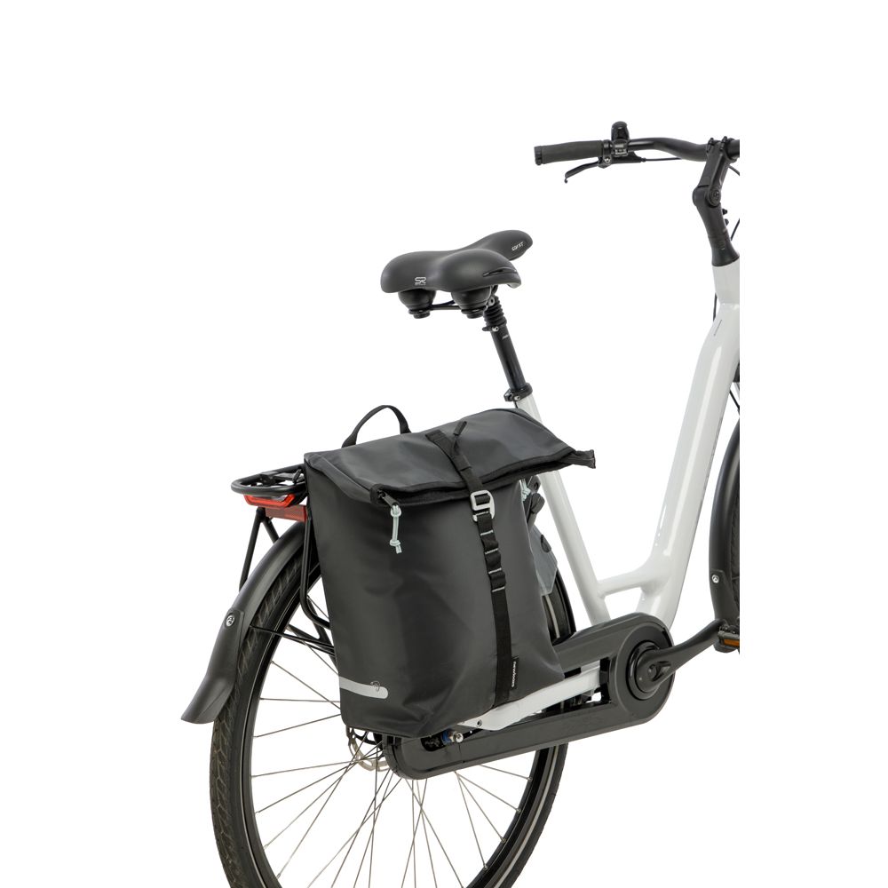 Zwarte New Looxs Cantos enkele fietstas met 16,5 liter inhoud, bevestigd aan een fiets, zichtbaar vanaf de zijkant.