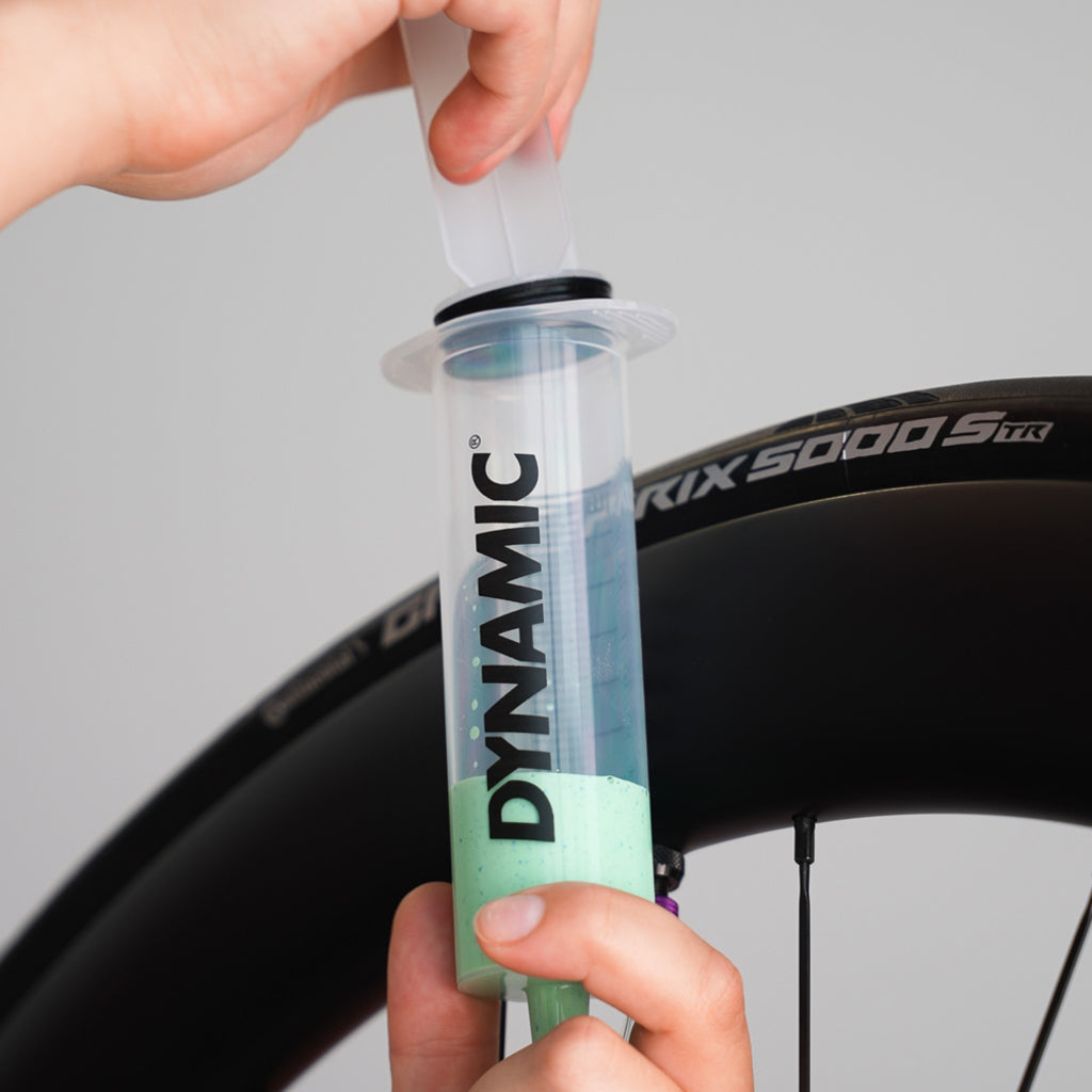 Dynamic Hector injectiespuit voor tubeless banden, 100 ml, geschikt voor het afdichten van lekke banden en het uitvoeren van tubeless reparaties.