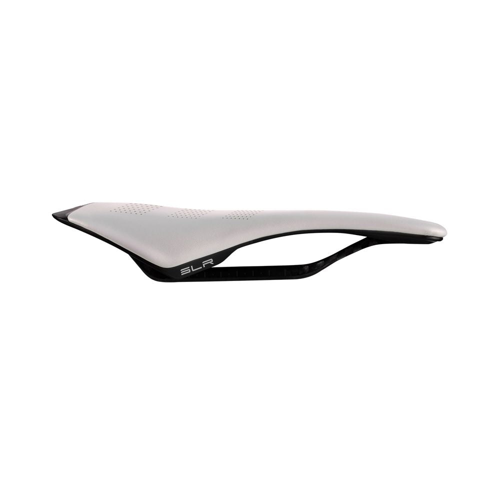 Zadel van Selle Italia voor racefiets en MTB, zwart met ergonomisch ontwerp en ademende zitting, zichtbaar op de afbeelding.