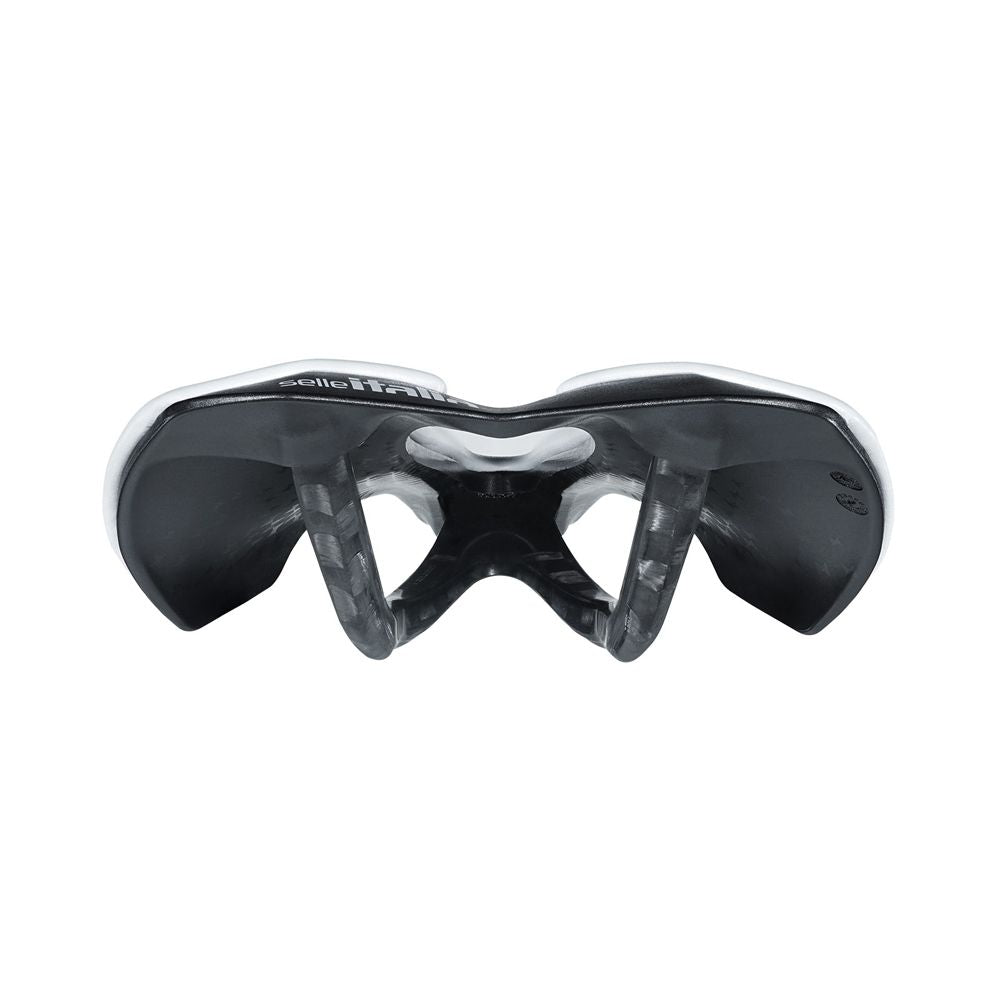 Selle Italia racefiets en MTB zadel op een zwarte achtergrond, met de focus op het ergonomische ontwerp en de branding.