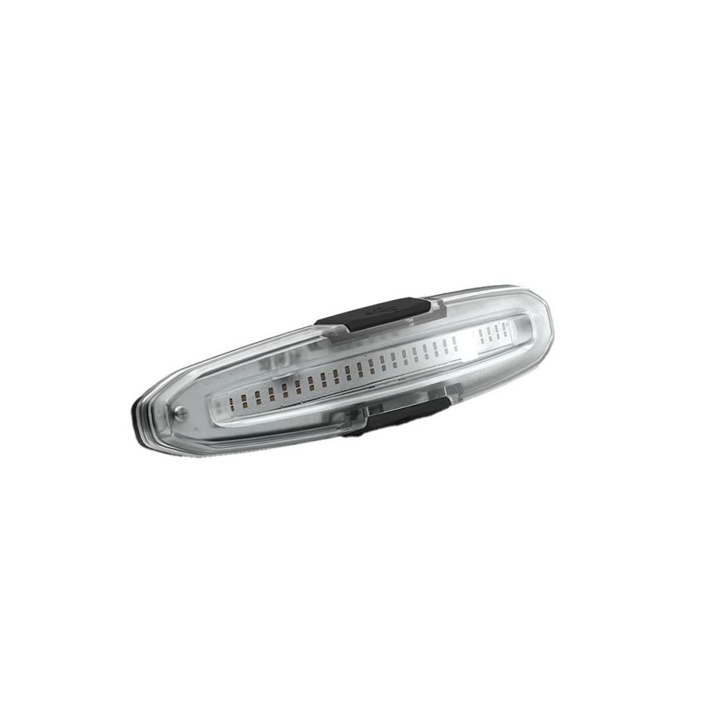 Met MET magnetische USB LED-licht bevestigd aan een fietshelm voor extra zichtbaarheid en veiligheid tijdens het fietsen.