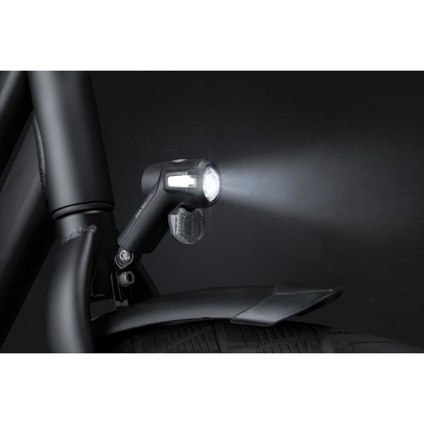 Zwarte Axa Nox Sport autokoplamp met 12 Lux, automatische uitschakeling en batterijvoeding, zichtbaar op de afbeelding.