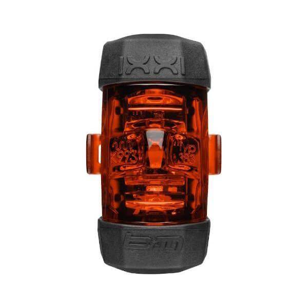 Busch & Müller Ixon Core en Ixxi USB oplaadbaar achterlicht met 50 Lux, zwart/zilver, zichtbaar op fietsachterlicht in close-up.