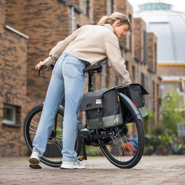 Dubbele fietstas van Urban Proof, waterafstotend en gemaakt van gerecycled Rpet, geschikt voor 40 liter bagage.