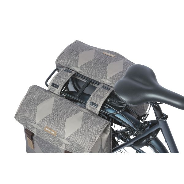 Basil Elegance dubbele fietstas in groen, ruime 40-49 liter, voor fietsmanden en bagagedragers, stijlvolle en praktische fietstassen