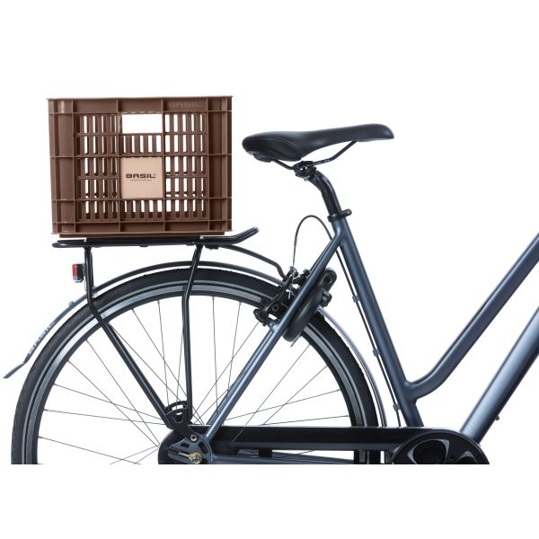 Basil fietskrat M van gerecycled kunststof, 29,5 liter, voor fietsaccessoires en bagage, in natuurlijke kleur.